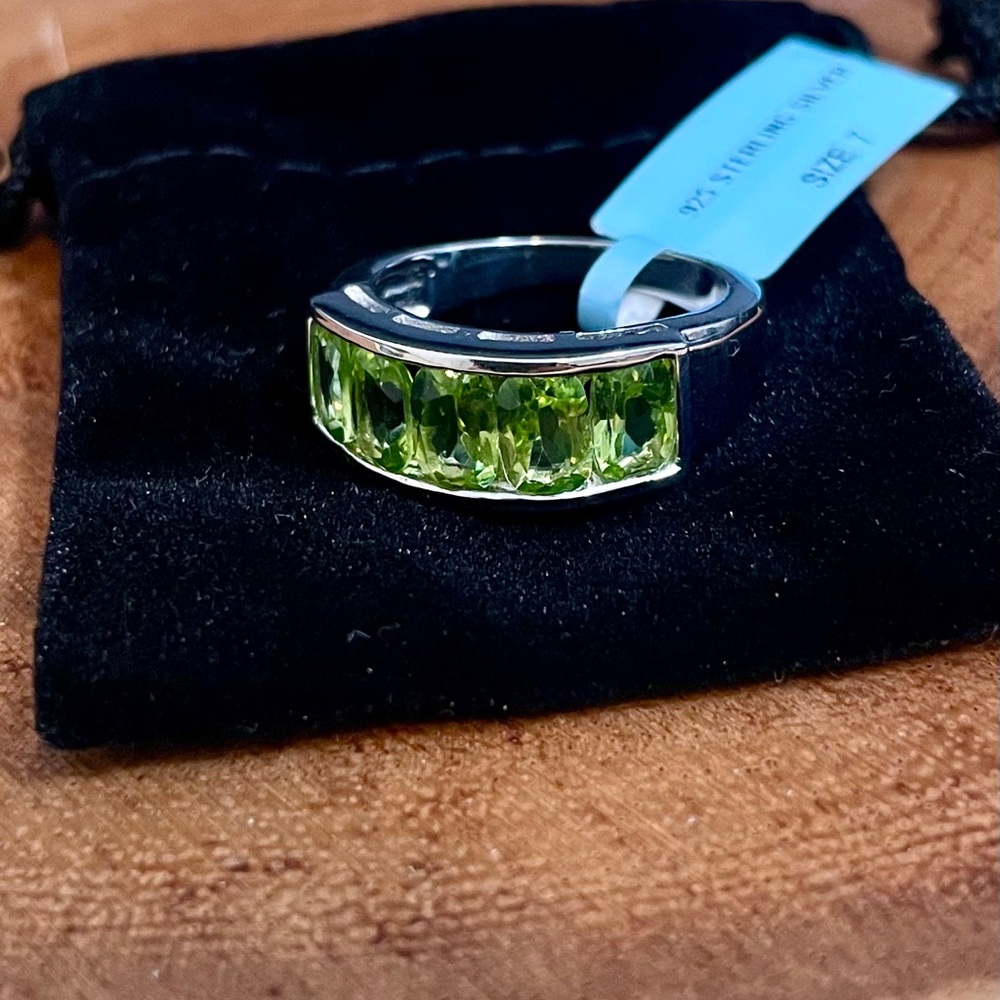 2.75 Carat Genuine Green Peridot Band Ring in 925 Sterling Silver - Picture 4 of 13